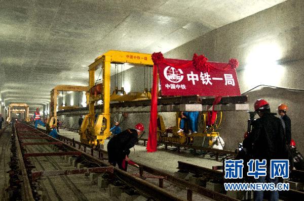 Workers start laying track for Hangzhou Subway Line 1