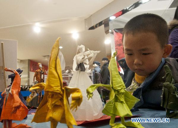 Wonderful paper folding works displayed in E China