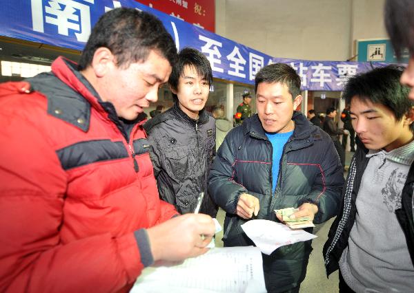 Temporary windows open to sell spring festival tickets in E. China