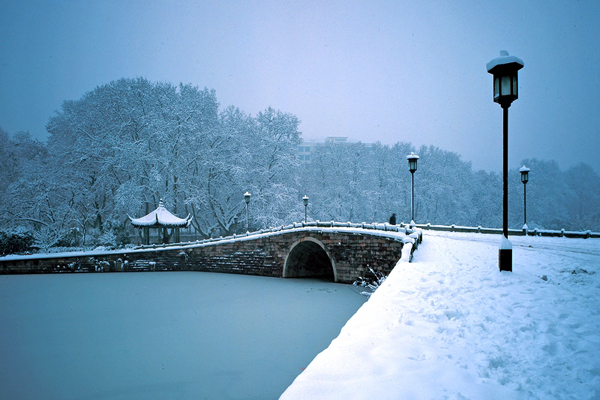 West Lake under the veil of snow