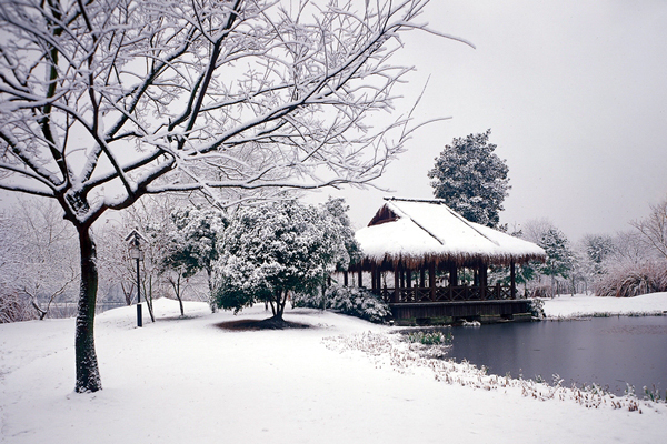 West Lake under the veil of snow