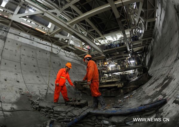 Qianjiang cross-river tunnel under construction