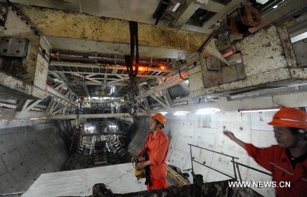 Qianjiang cross-river tunnel under construction