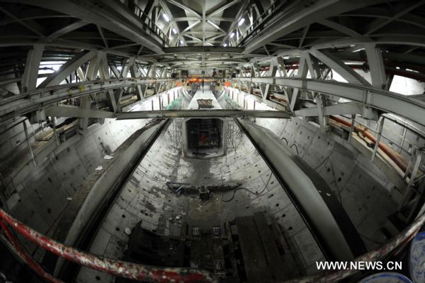 Qianjiang cross-river tunnel under construction