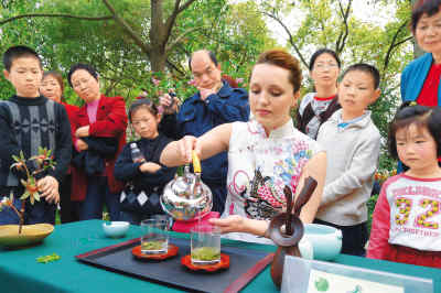 Chinese tea culture lures families from home, abroad