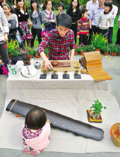 Chinese tea culture lures families from home, abroad