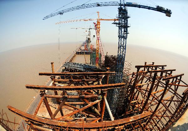 Constructors work on Jiaxing-Shaoxing cross sea bridge on May Day