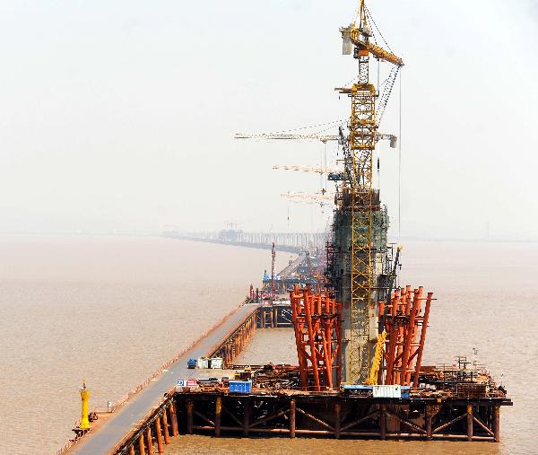 Constructors work on Jiaxing-Shaoxing cross sea bridge on May Day