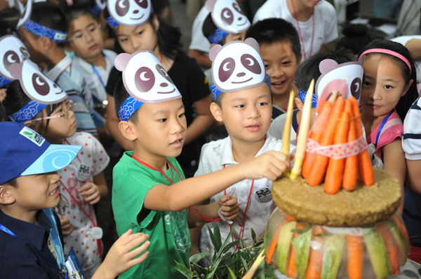 Pandas celebrate birthday at zoo in E China