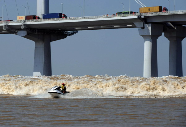 Time to tide in Qiantang River