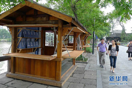 Book cafés open near canals in Hangzhou
