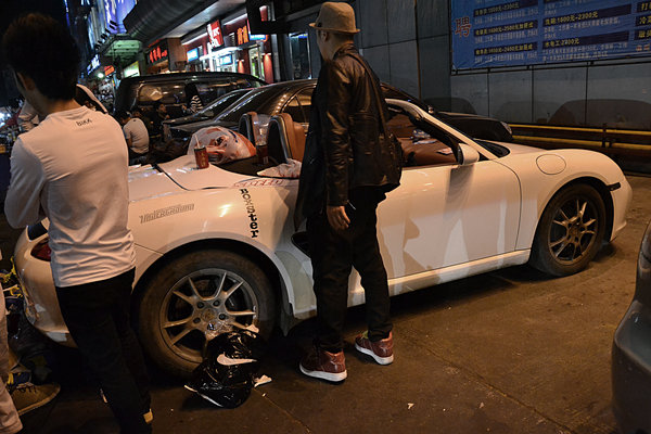 The Porsche driving street vendor