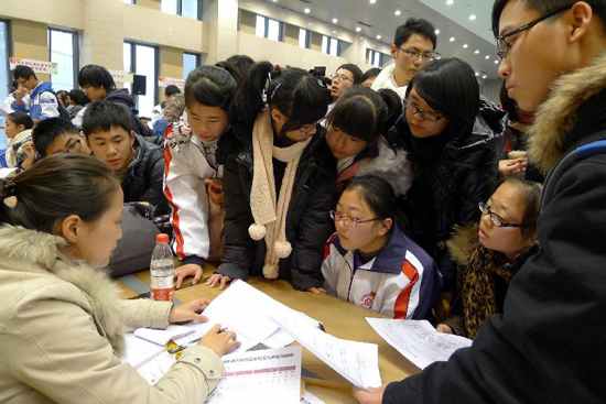 1st Hangzhou student social practice job fair provides more than 2,500 positions