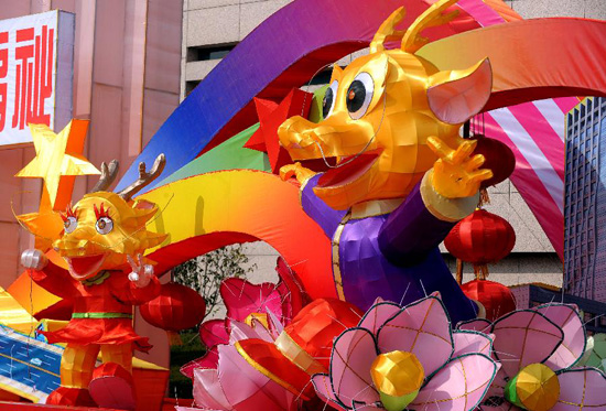 Dragon lanterns made to celebrate Lantern Festival in China's Hangzhou