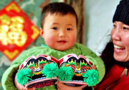 Tiger-shaped craftworks popular in Hebei as Chinese lunar new year approaches