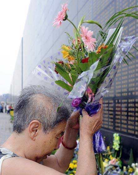 Tangshan mourns quake victims