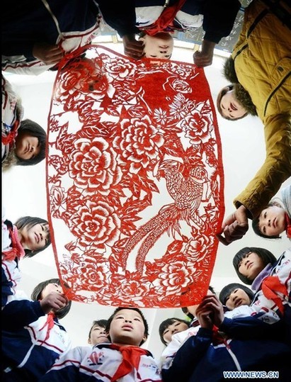 Students learn Chinese paper cut art in N China's Hebei