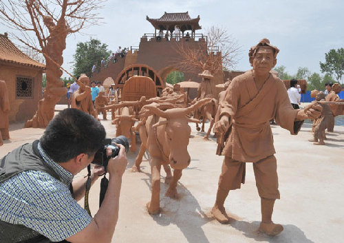 Clay sculptures simulate renowned scroll painting