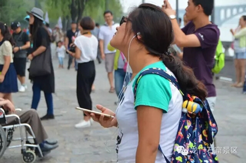 Visitors enjoy smart 'Internet Plus' tourism in Longmen Grottoes