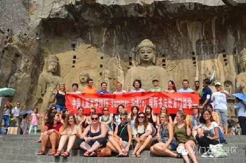 Overseas students learn calligraphy at Longmen Grottoes