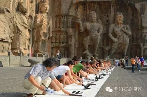 Overseas students learn calligraphy at Longmen Grottoes