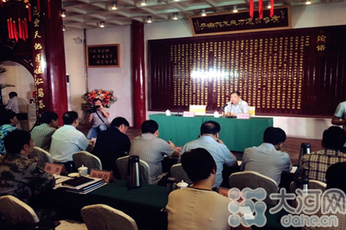 Eryuehe teaches sinology in Nanyang's Confucian Temple