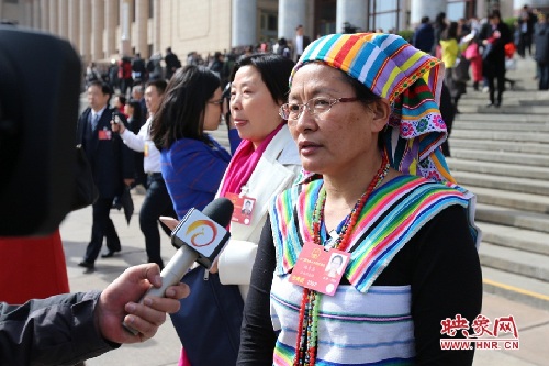 Colorful headwear at the 'two sessions'