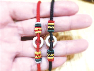 Knit pair bracelets to celebrate Chinese Valentine's Day