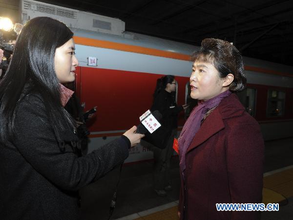 NPC deputies from C China's Henan arrive in Beijing