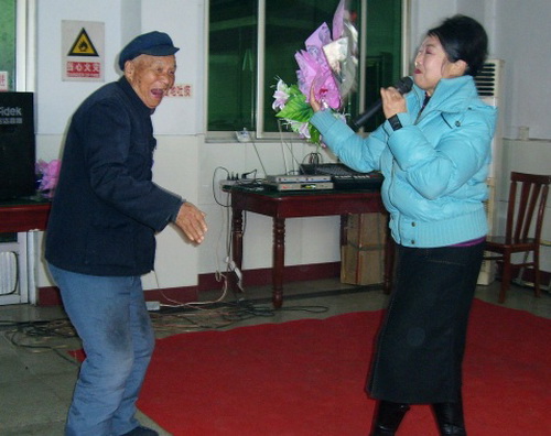 Quju Art Association offers free performances to nursing home