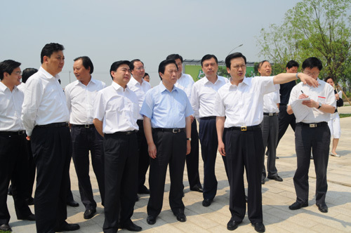 Liang Baohua visited Huaqiao for investigation