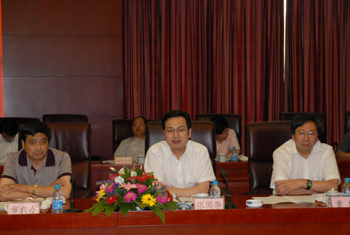 Zhang Guohua visits Huaqiao for investigation