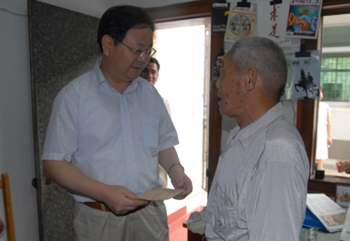 Huaqiao pays respects to former soldiers