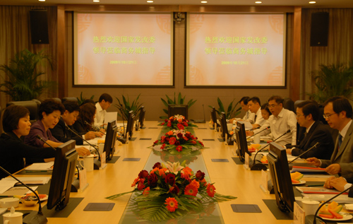 Huaqiao government called to develop logistics