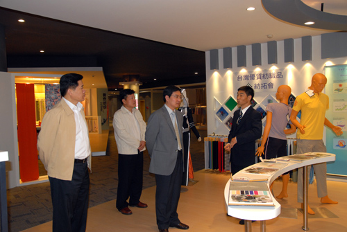 Director of Commerce inspects textile industry training base at Huaqiao