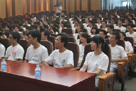 Startup campers visit Huaqiao Park