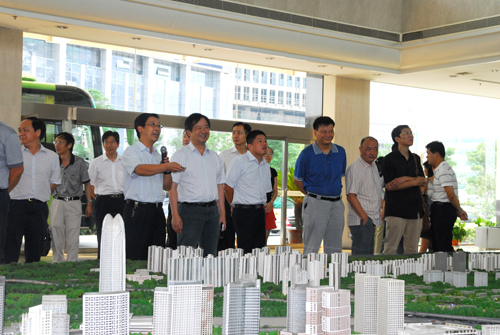 Wujiang government on inspection tour of Huaqiao