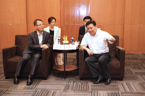 Guan Aiguo meets with guest from POSCO