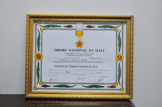 Yang Jixue receives medal awarded by Malian government for construction merits