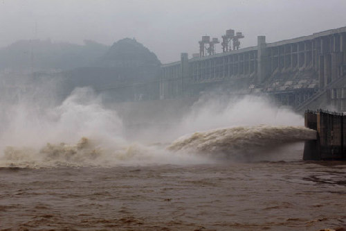 Three Gorges Dam discharges flood