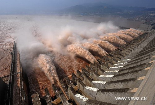 Three Gorges Dam withstands another flood peak