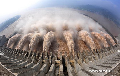 Three Gorges Dam withstands another flood peak