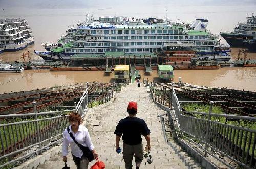 Ship lock services halt at Three Gorges Dam for safety of dam