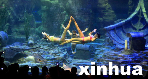 Underwater ballet blow Wuhan audience