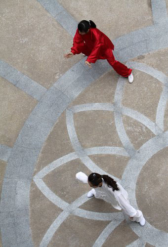 Tai Chi masters the crowds in Wuhan