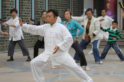 Tai Chi masters the crowds in Wuhan