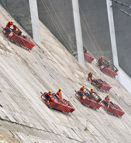 Three Gorges Dam getting cleaner, safer<BR>