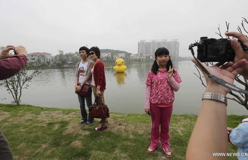 Mini copy of famous huge rubber duck appears in Wuhan