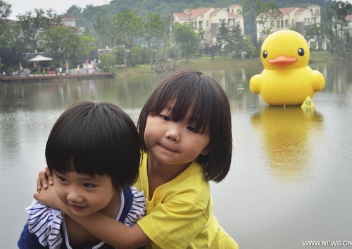 Mini copy of famous huge rubber duck appears in Wuhan