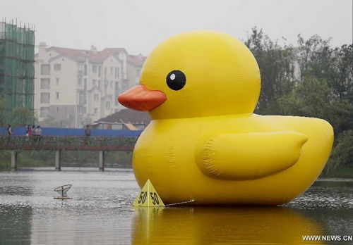 Mini copy of famous huge rubber duck appears in Wuhan